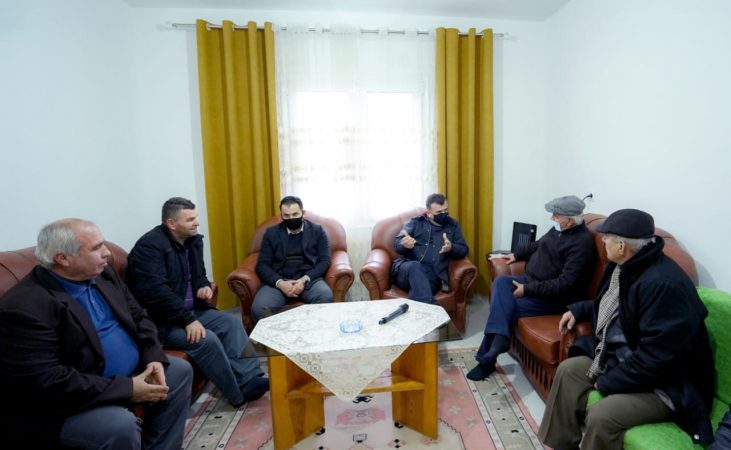 TAKIM ME BANORËT E BROSHKËS NË ELBASAN/ Balla: Qeveria po krijon kushtet që të rinjtë të ndërtojnë jetën në vendin e tyre