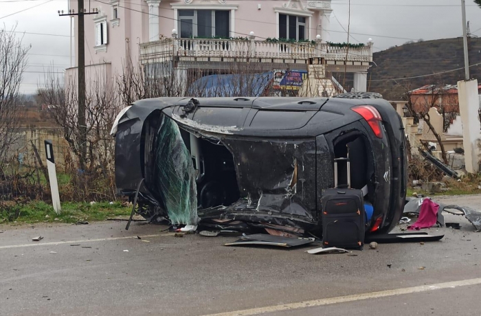 AKSIDENT I RËNDË NË KORÇË/ Makina del nga rruga dhe përmbyset, plagoset shoferi (FOTOT)