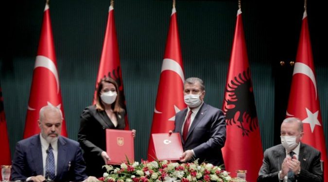 FIRMOSET MARRËVESHJA/ 100 pacientë me COVID do të trajtohen falas në Turqi