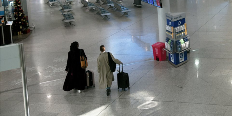 VARIANTI I RI I COVID-19/ Apeli i për ata që vijnë nga Anglia: Sapo të mbërrini në Shqipëri karantinohuni për 14 ditë