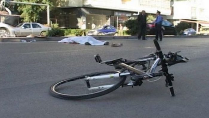 E RËNDË/ Makina përplas biçikletën në aksin Këlcyrë-Përmet, humb jetën i moshuari