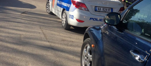 AKSIDENT NË DURRËS/ Automjeti përplas këmbësorin e moshuar, dërgohet në spital