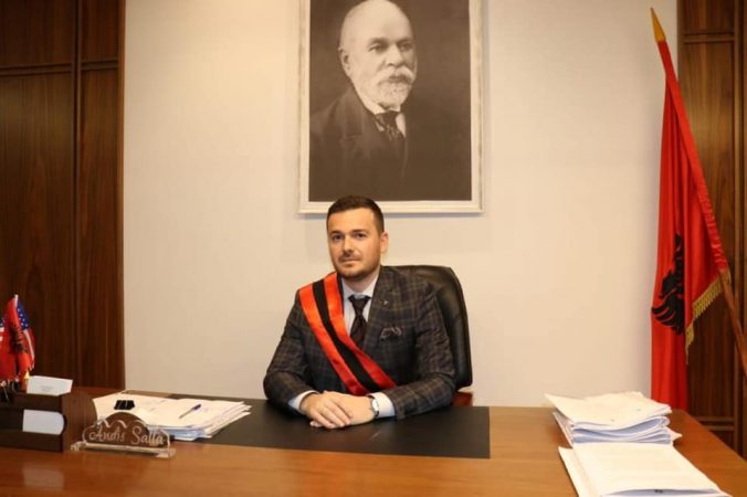 “JAM VETËKARANTINUAR…”/ Infektohet me koronavirus kryebashkiaku i Cërrikut