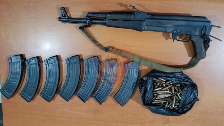 AKUZOHET PËR ARMËMBAJTJE PA LEJE/ Arrestohet 67-vjeçari në Fushë-Arrëz, i gjenden armë zjarri dhe municion luftarak në banesë