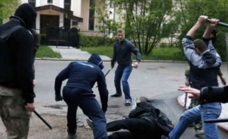 SHERR NË TIRANË/ Katër të rinj godasin me sende të forta një person, një arrestohet dy shpallen në kërkim