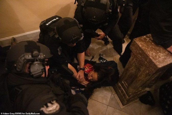 PAMJE TË RËNDA/ Ja momenti kur gruaja qëllohet me armë nga policia brenda Kongresit Amerikan