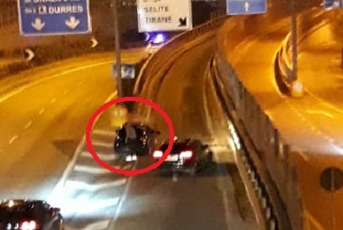 AKSIDENT TE “KOMUNA E PARISIT”/ Makina përplaset me bordurën e rrugës