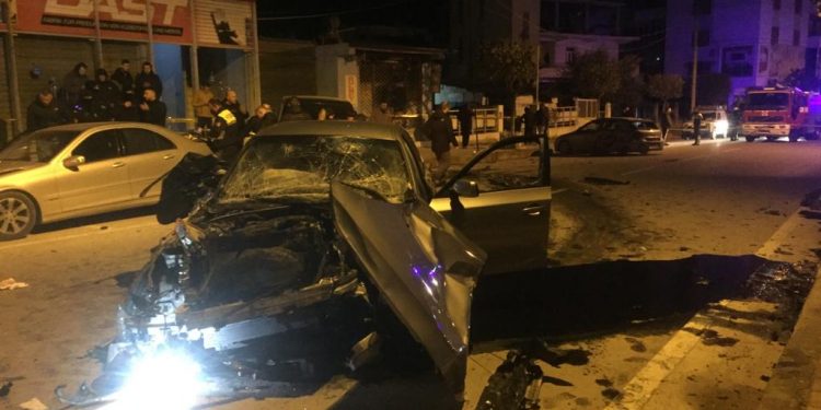 AKSIDENT I RËNDË NË BERAT/ Makina merr përpara 4 automjete të tjera, shoferi largohet (EMRI)