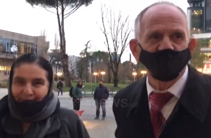 MOMENTI PREKËS/ “Kemi ardhur për të bërë vaksinën, e dëgjuam në televizor”, çifti i moshuar gati: Po presim…(VIDEO)