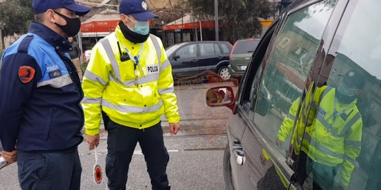PA MASKA DHE NUK RESPEKTUAN ORËN POLICORE/ Gjobiten 413 qytetarë gjatë 24 orëve të fundit