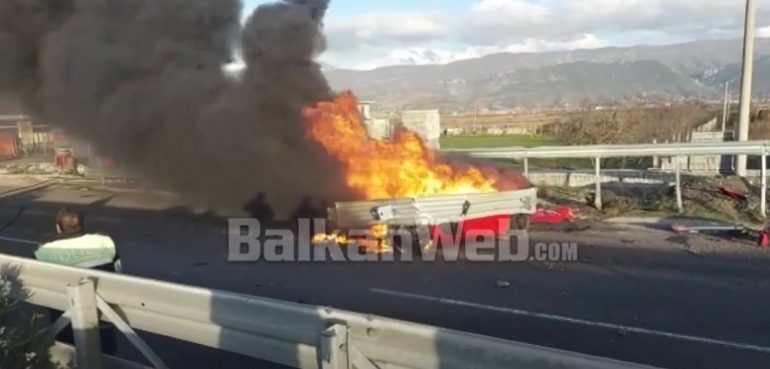 DALIN PAMJET/ Aksident i rëndë afër kryqëzimit të Laçit, PAMJET kur automjeti digjet nga flakët