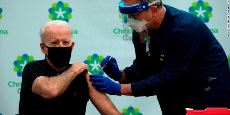 U VAKSINUA KUNDËR COVID-19/ Joe Biden merr dozën e dytë të vaksinës para kamerave