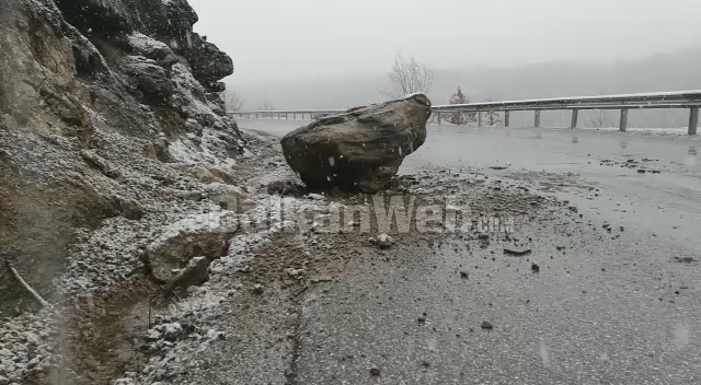 RESHJET E SHIUT/ Probleme në qarkun e Dibrës. Bllokohet rruga Peshkopi-Kukës, 20 fshatra të izoluar