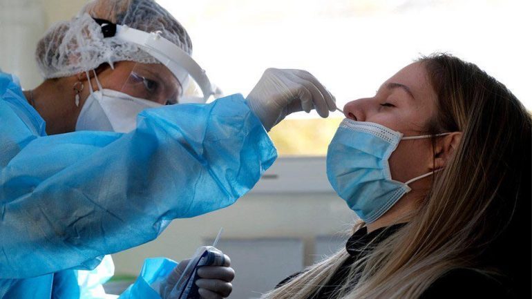 PANDEMIA/ Mutacioni i ri i koronavirusit vjen afër Shqipërisë, zbulohen KATËR raste në…
