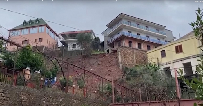 PAMJE TMERRUESE NGA LEZHA/ Rrëshqitja e dherave rrezikon shembjen e tre vilave (FOTOT)