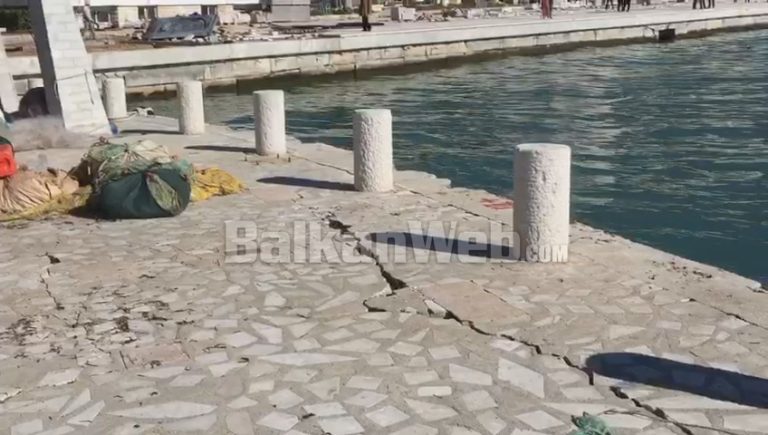 MOTI I KEQ/ Dallgët e detit çajnë Limanin e Sarandës, rrezikohet Fari