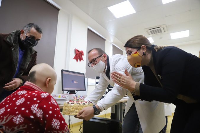 JEP LAJMIN E MIRË PËR 10-VJEÇARIN NGA BURRELI/ Manastirliu: Ja surpriza e stafit të Radioterapisë në Onkologjik