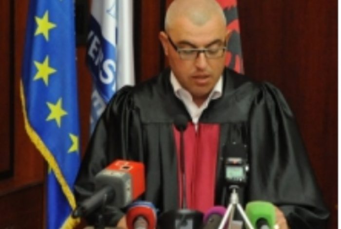 E TRISHTË/ Bie nga çatia e banesës, ndërron jetë aksidentalisht pedagogu 49-vjeçar në Korçë (EMRI)
