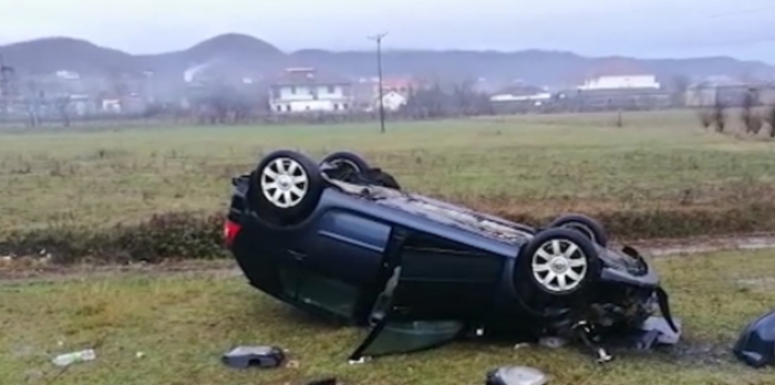 AKSIDENT NË KLOS/ Makina del nga rruga, dërgohen me urgjencë në spital dy persona (FOTOT)