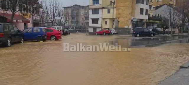MOTI I KEQ NË VEND/ Reshje të dendura shiu edhe në Dibër, disa zona vijojnë të bllokuara prej ditësh