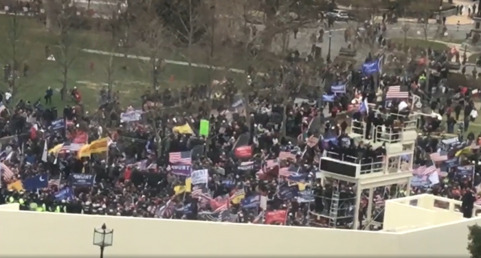 PËRPLASJE NË WASHINGTON/ Protestuesit SHERR me policinë, evakuohet ndërtesa e Kapitolit. Dyshohet për BOMBË