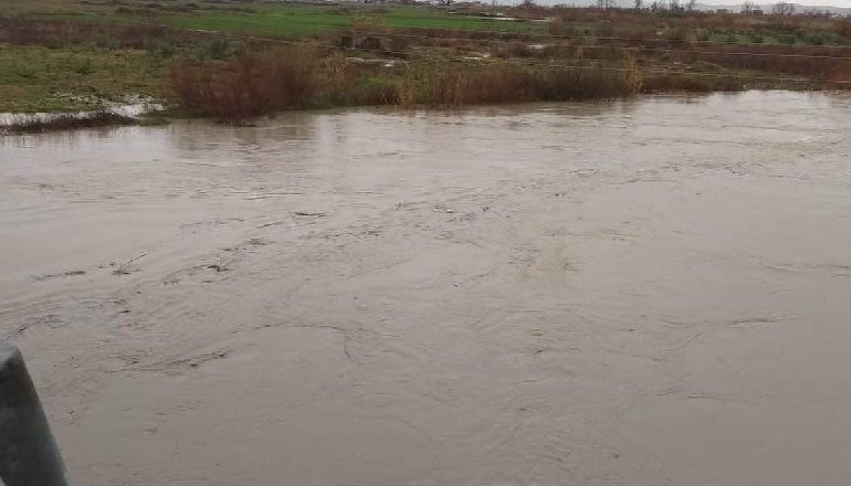 SHKUMBINI DEL NGA SHTRATI NË PAPËR/ Braçe apel banorëve: Largohuni menjëherë. Prurjet e lumit janë rritur, jeni në rrezik