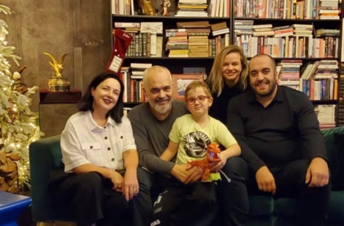 VITI I RI/ Edi Rama poston FOTON familjare të orës 01.00 të mëngjesit, nuk mungojnë Rea e Gregu