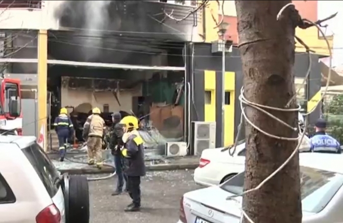 PËRFSHIHET NGA FLAKËT NJË BANESË TEK “RRUGA E ELBASANIT”/ 3 zjarrfikëse në vendngjarje (FOTO)