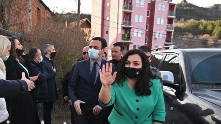 INCIDENT NË MITROVICË/ Qytetari tenton të sulmojë Albin Kurtin gjatë tubimit, e fyejnë dhe serbët