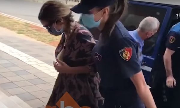 U KAP NË KUFI ME DY ARMË/ Fjolla Morina largohet nga banesa në Kukës ku ishte në “arrest shtëpie”