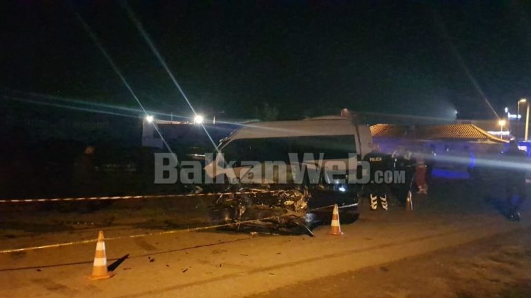 AKSIDENTI I RËNDË NË ELBASAN/ Makina e bërë copë pas përplasjes me minibusin, dyshohet për një parakalim të gabuar (VIDEO)