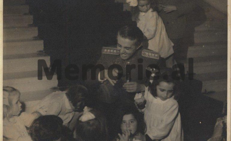 PAMJE TË RRALLA/ Kur Enver Hoxha festonte Vitin e Ri në “Pallatin e Brigadave”, me fatosat dhe…