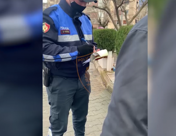 U KAPËN PA MASKA NË RRUGË/ Policia gjobit 1173 qytetarë në ditët e para të vitit të ri. Ndëshkohen 5 persona që thyen orën policore