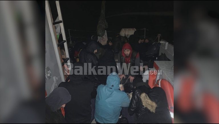 ME GOMONE DREJT ITALISË/ Momenti kur policia kap 50 kalndestinët në Vlorë pas 3 orësh në det të trazuar (VIDEO)