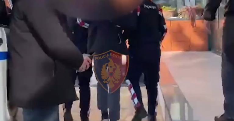SHISNIN FARA KANABISI/ Arrestohen dy në Shkodër, kontrolli zbulon dhe qeset me doza hashashi (EMRAT)