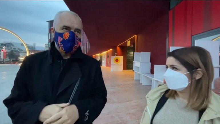 VAKSINIMI NDAJ COVID-19/ Rama inspekton Qendrën e Parë në “Air Albania”: Synojmë të fillojmë para javës së tretë të janarit (VIDEO)