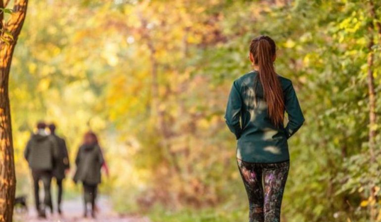 STUDIMI: Më shumë se 60% e njerëzve e gjejnë çlirimin nga stresi i COVID në natyrë