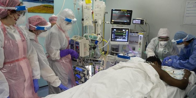 PANDEMIA/ Çdo 30 sekonda shtrohet në spital një pacient me COVID në Britani