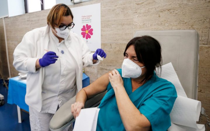 KORONAVIRUSI/ Italia prezanton vaksinën e saj anti-Covid, nxjerr rezultatet e para: Është më efektive se Moderna dhe Pfizer