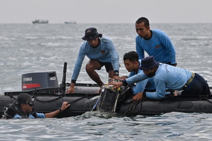 RRËZIMI I AVIONIT NË INDONEZI/ Nxirret nga deti një prej kutive të zeza, në kërkim të së dytës