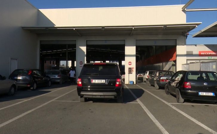 SI DO KRYHET KOLAUDIMI NË SHTET? Blendi Gonxhe: Drejtuesit e mjeteve përfitojnë 3 muaj afat. Tarifat nuk…