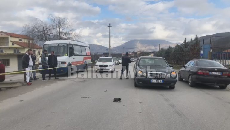 AKSIDENT NË KORÇË/ Zbret nga furgoni, e moshuara përplaset nga një makinë (VIDEO)