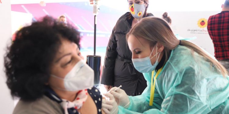 HYMË NË JAVËN E DYTË TË VAKSINIMIT/ Stafi i pavionit Covid të pediatrisë merr dozën e parë