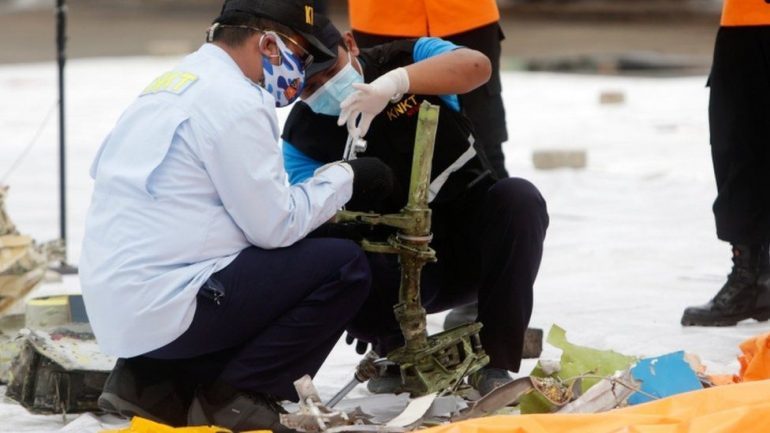 RRËZIMI I AVIONIT NË INDONEZI/ Gjenden në det kutitë e zeza, zhytësit pritet të nxjerrin dy regjistrues të fluturimit