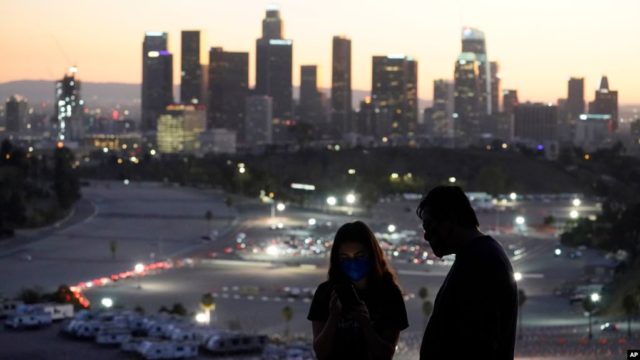 PANDEMIA/ Mosmbajtja e maskës, ja ndëshkimet në Los Anxhelos