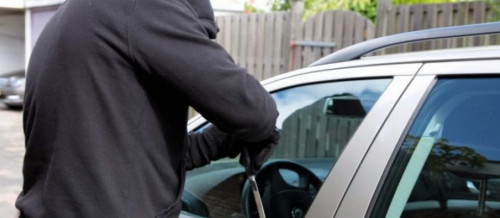 GRABITI MAKINËN E PARKUAR PARA SHTËPISË/ Arrestohet 28-vjeçarit nga Tepelena