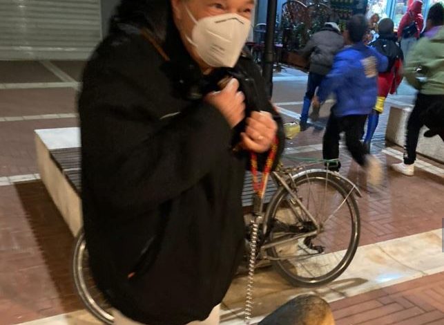 FOTOT EMOCIONUESE/ Polici bashkiak gjen qenushin e humbur dhe ia dorëzon të zotit