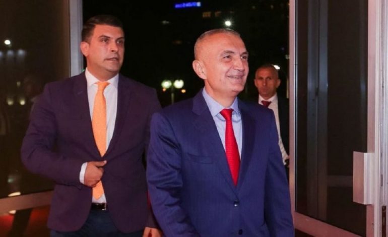 SHKOI ME VONESË/ Ilir Meta ÇUDIT gazetarët: Na falni se na ikën dritat