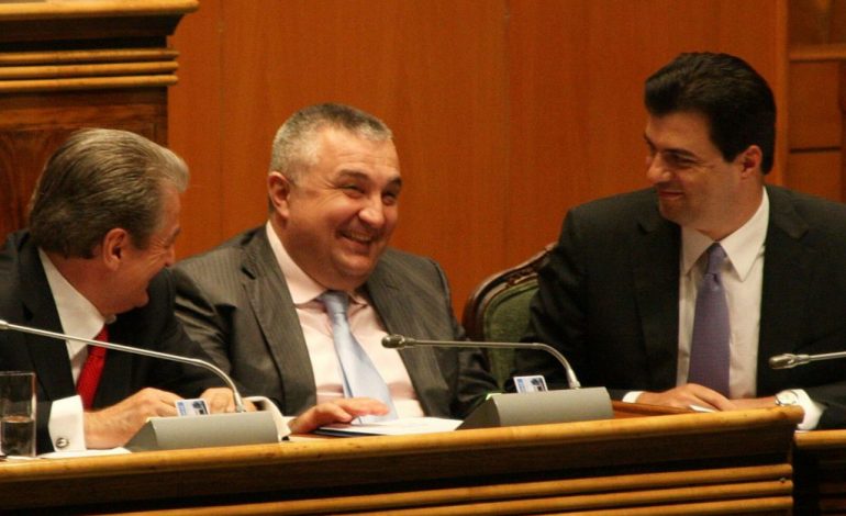 21 JANARI/ Tre aktorët në 10 vjetor: Meta në merak për pronat, Basha në një ekspozitë pikture, Berisha bëri të fortin