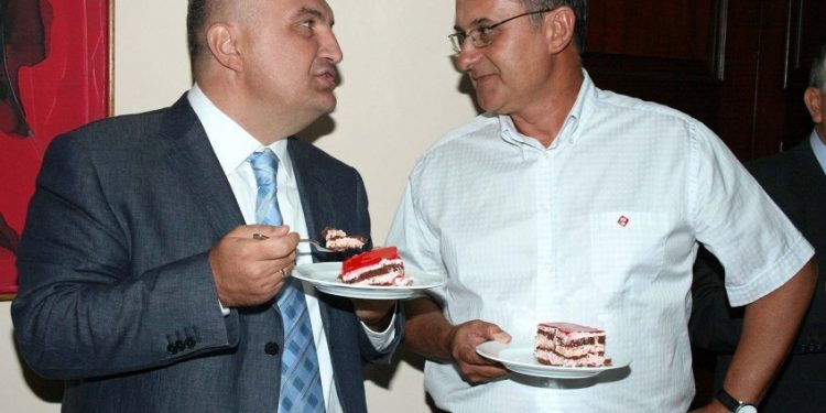 KOMENTET/ Vasili, ironi me 21 Janarin, komentuesit e ‘masakrojnë’: Vazhdon lëndon plagët o i pabesë…